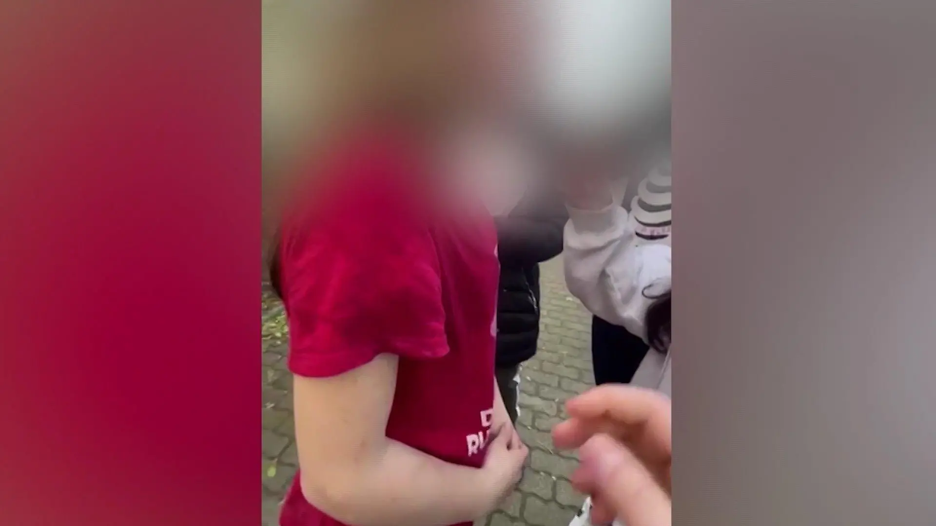 Eine Mädchengang foltert eine 13-Jährige in Heide (Schleswig-Holstein)