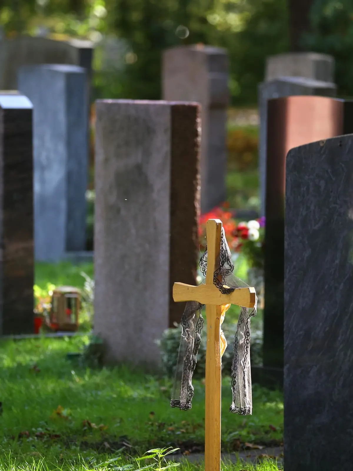Bild zu: "Lebloser Mann auf Friedhof gefunden – Verdächtiger festgenommen"