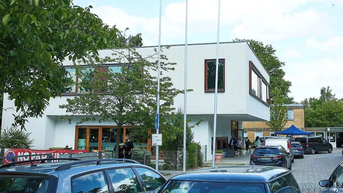 Der 13-Jährige soll einen 12-jährigen Mitschüler in einer Grundschule in Berlin-Spandau lebensgefährlich verletzt haben.