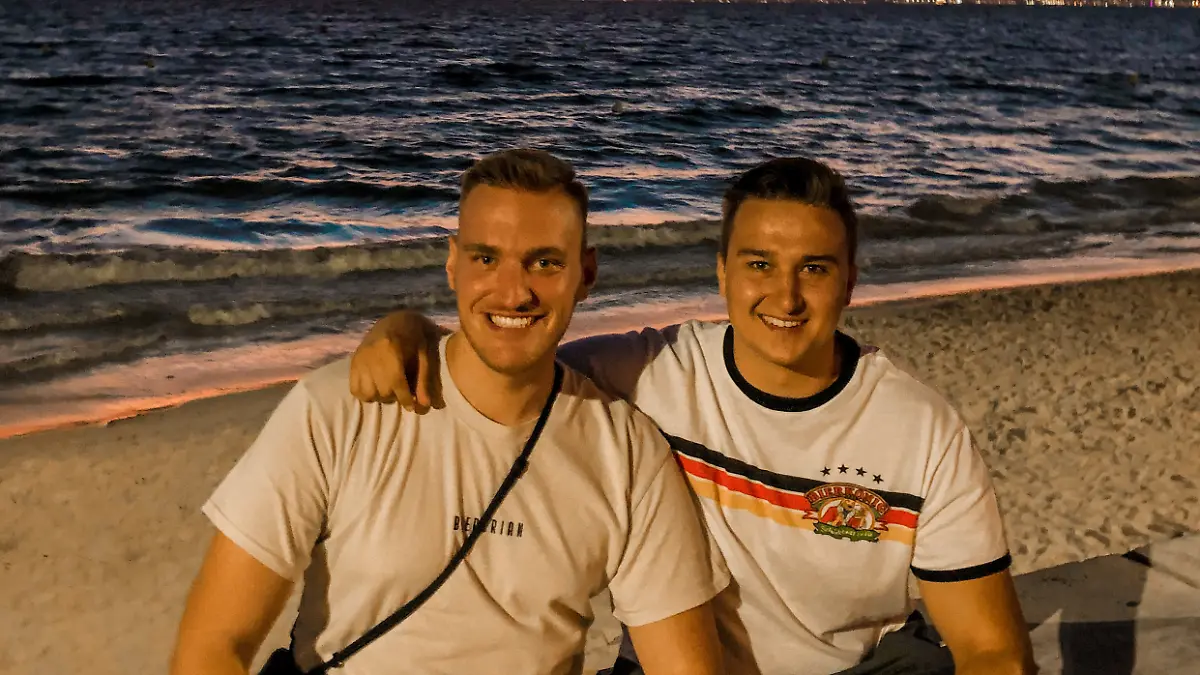 Der Bierdrian und der Partycrasher sind nicht nur im Netz beste Freunde. Am Ballermann sind die beiden Stars und heiß begehrt bei den Damen.