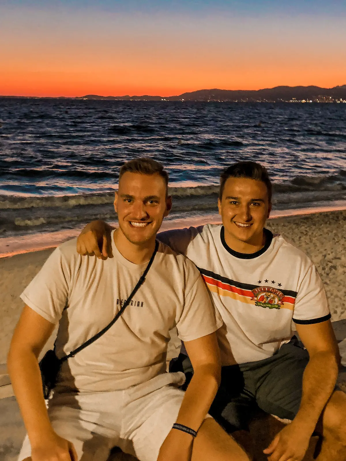 Der Bierdrian und der Partycrasher sind nicht nur im Netz beste Freunde. Am Ballermann sind die beiden Stars und heiß begehrt bei den Damen.