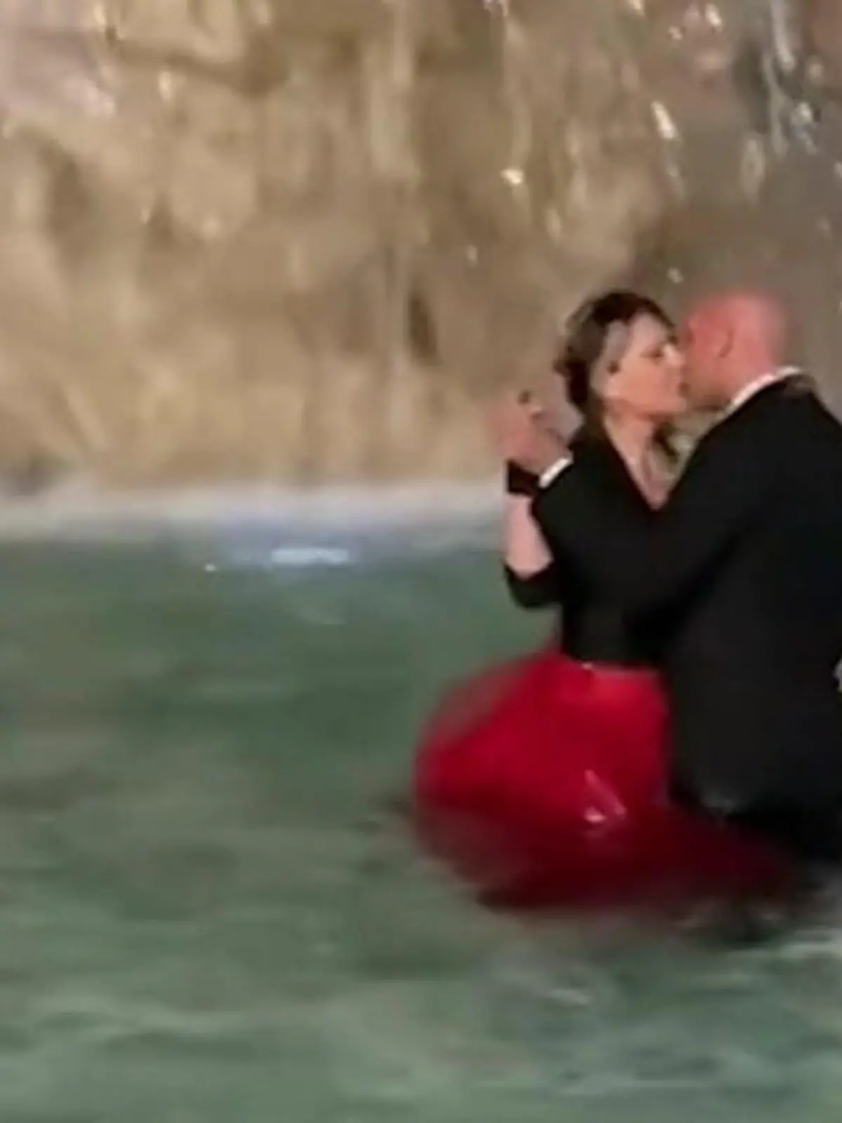 Bild zu: "Hochzeitsnacht im Trevi Brunnen?! Bei diesen Liebenden muss Polizei einschreiten"