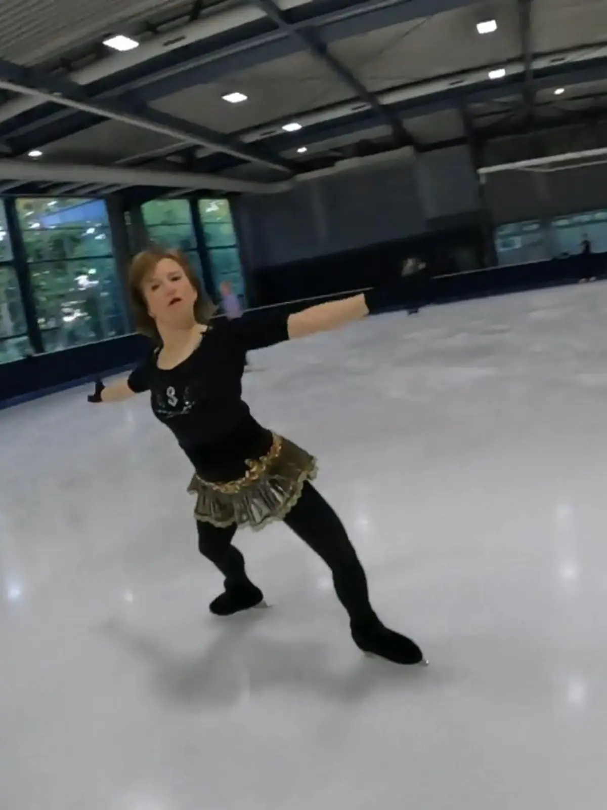 Bild zu: "59-jährige lebt für das Eislaufen"