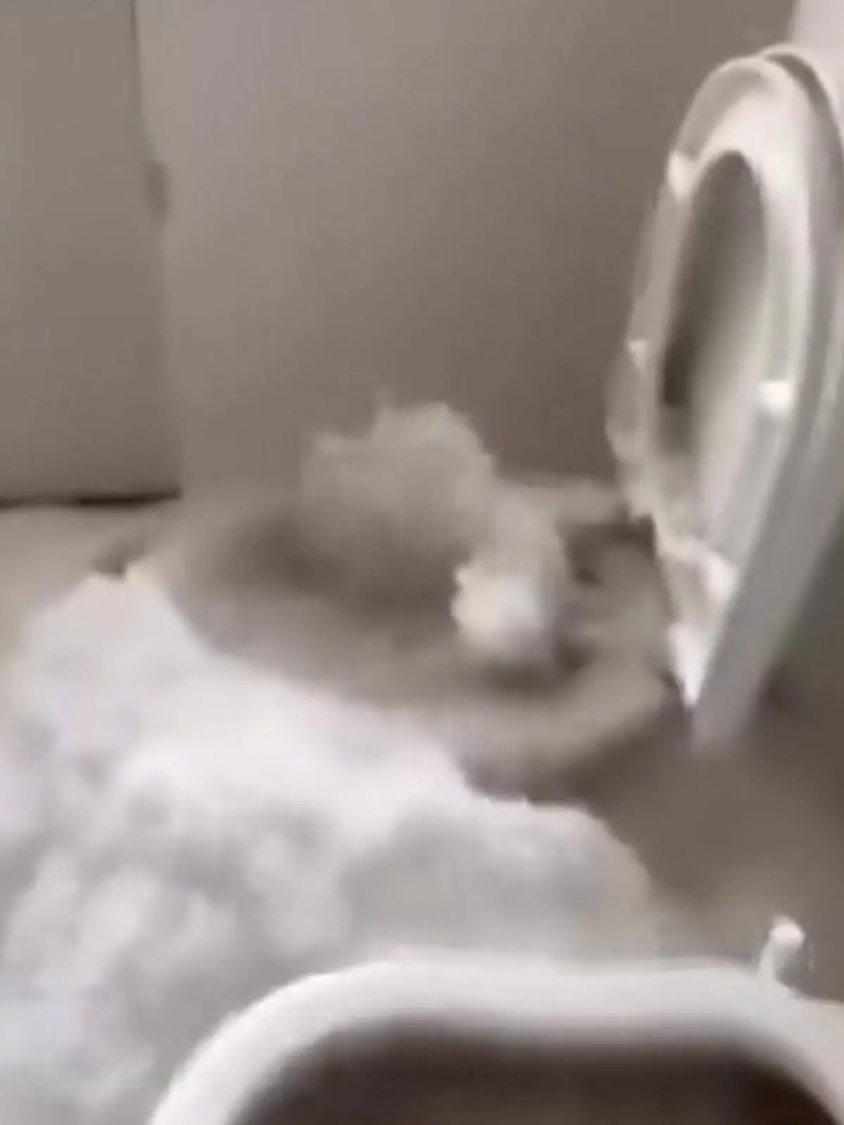 Bild zu: "XXL-Hagelkörner schießen aus Toilette – Unwetter-Wahnsinn in Italien"