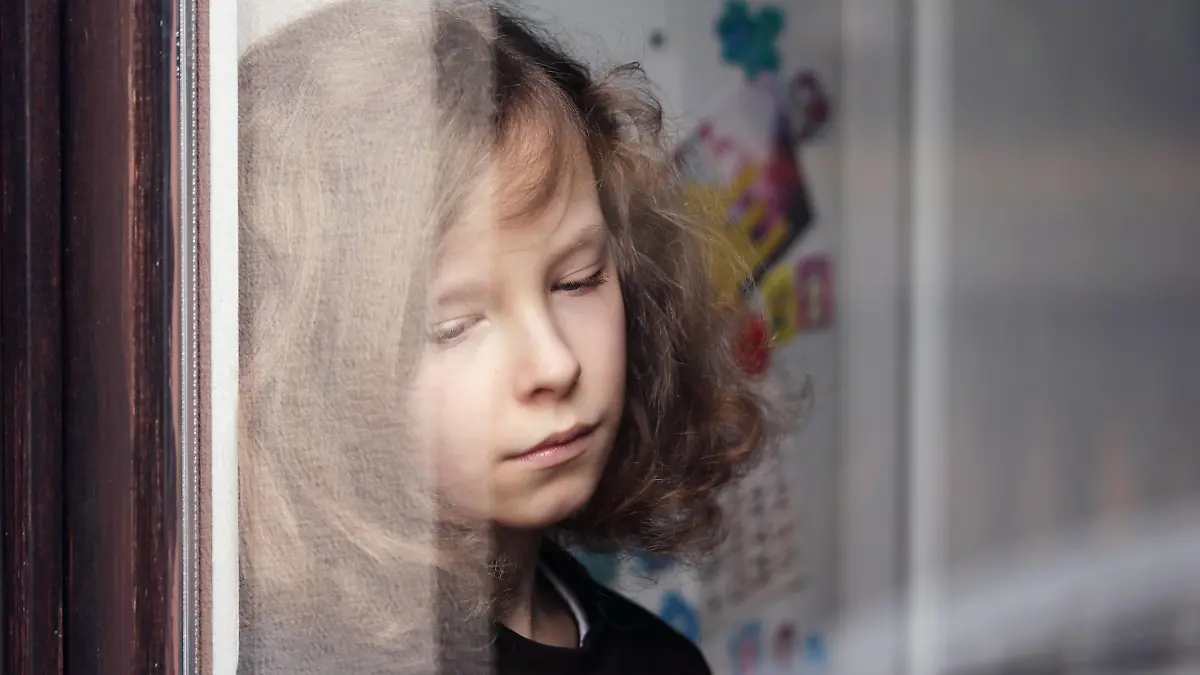 Portrait eines traurigen Jungen am Fenster. GESELLSCHAFT / creative *** Portrait of a sad boy at the window SOCIETY creative PUBLICATIONxINxGERxSUIxAUTxONLY Copyright: giulietta73x/xPhotocase photocase2370943