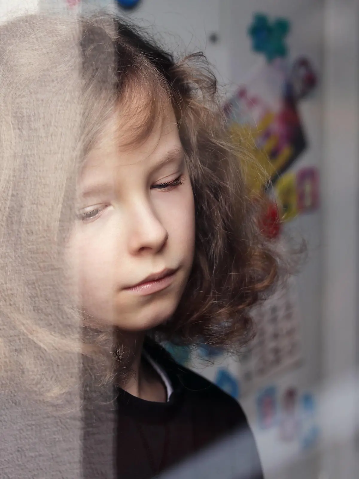  Portrait eines traurigen Jungen am Fenster. GESELLSCHAFT / creative *** Portrait of a sad boy at the window SOCIETY creative PUBLICATIONxINxGERxSUIxAUTxONLY Copyright: giulietta73x/xPhotocase photocase2370943