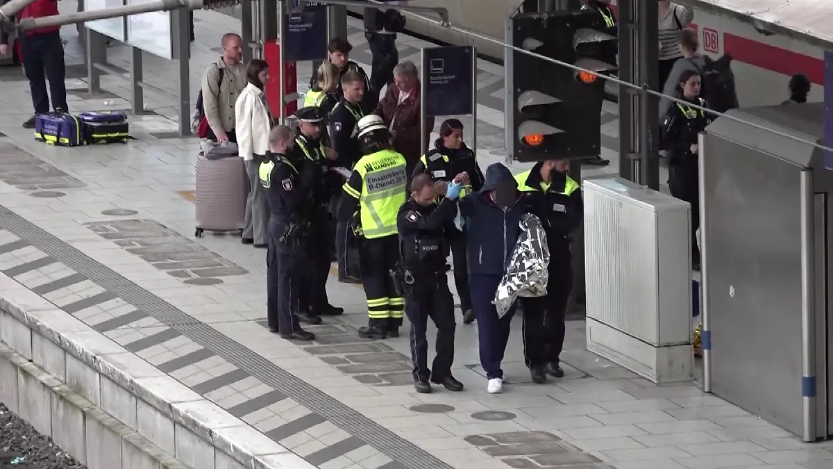 Die Einsatzkräfte versorgen die Verletzten am Gleis.