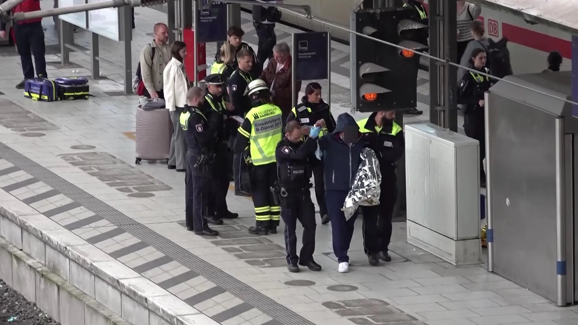 Die Einsatzkräfte versorgen die Verletzten am Gleis. 