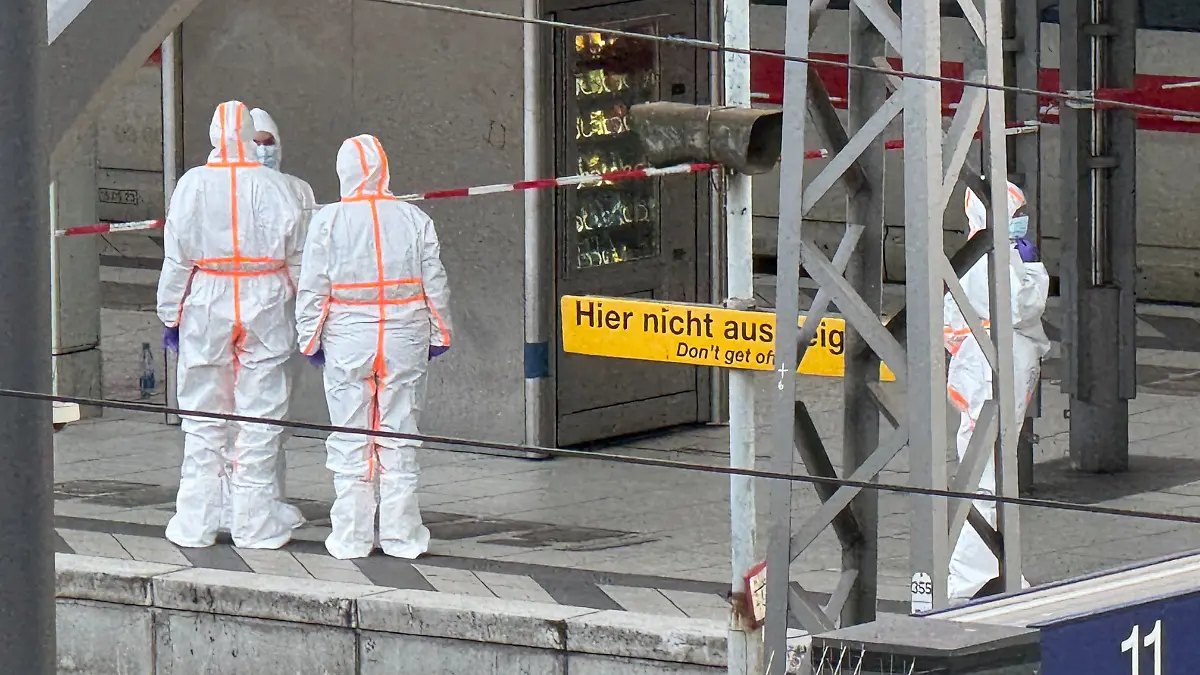 Ermittler sichern Spuren am Bahnsteig.