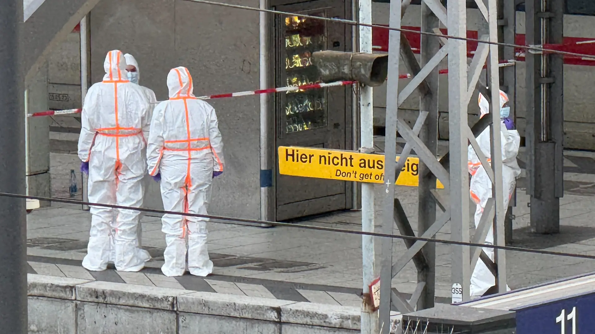 Ermittler sichern Spuren am Bahnsteig. 