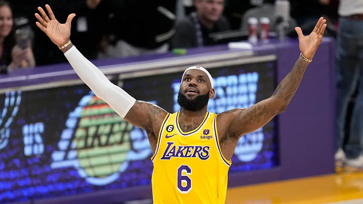 ARCHIV - 07.02.2023, USA, Los Angeles: Basketball: NBA, Hauptrunde, Los Angeles Lakers - Oklahoma City Thunder. LeBron James, Stürmer der Los Angeles Lakers, jubelt nach seinem Treffer, mit dem er den Punkterekord in der NBA gebrochen hat. (zu dpa: «Basketball-Star James soll noch während der Saison zurückkehren») Foto: Mark J. Terrill/AP/dpa +++ dpa-Bildfunk +++