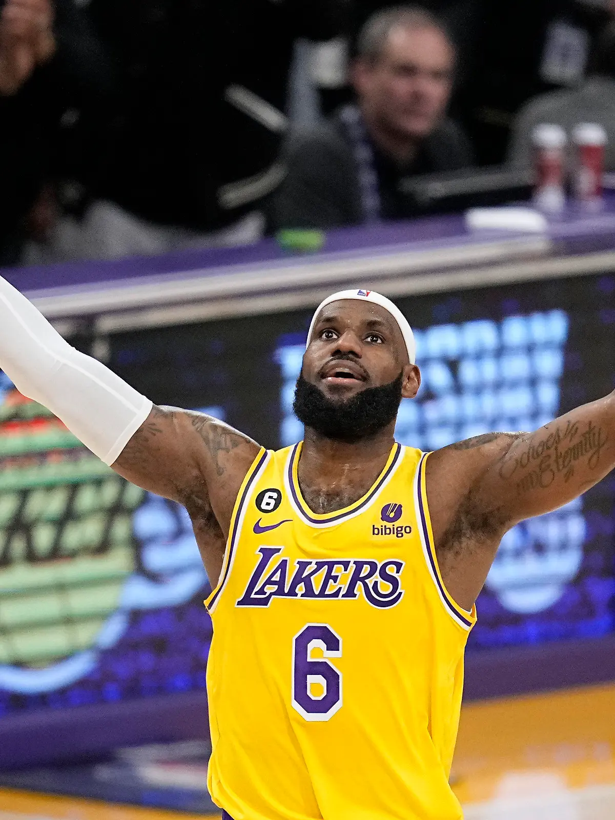 ARCHIV - 07.02.2023, USA, Los Angeles: Basketball: NBA, Hauptrunde, Los Angeles Lakers - Oklahoma City Thunder. LeBron James, Stürmer der Los Angeles Lakers, jubelt nach seinem Treffer, mit dem er den Punkterekord in der NBA gebrochen hat. (zu dpa: «Basketball-Star James soll noch während der Saison zurückkehren») Foto: Mark J. Terrill/AP/dpa +++ dpa-Bildfunk +++