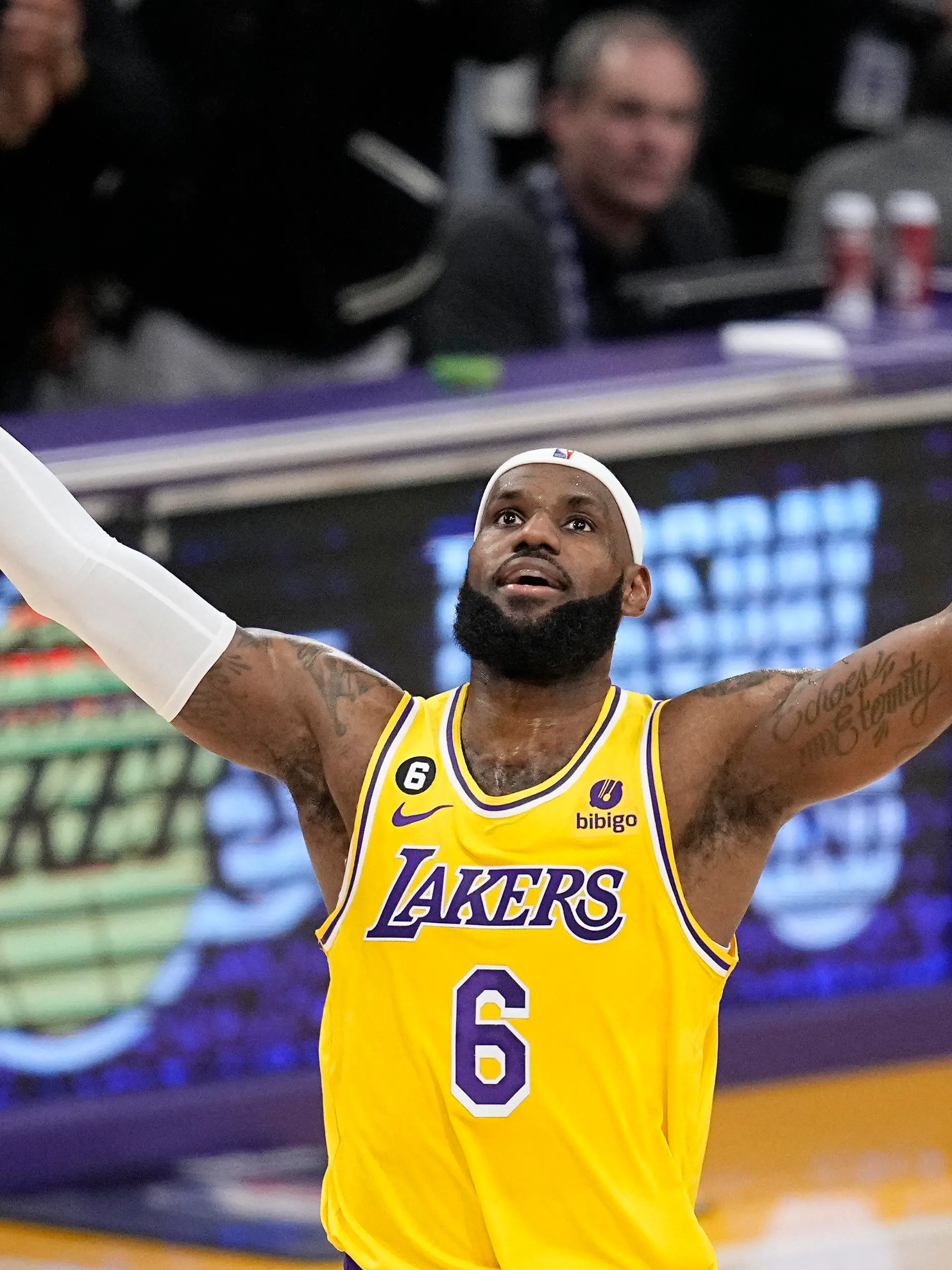 ARCHIV - 07.02.2023, USA, Los Angeles: Basketball: NBA, Hauptrunde, Los Angeles Lakers - Oklahoma City Thunder. LeBron James, Stürmer der Los Angeles Lakers, jubelt nach seinem Treffer, mit dem er den Punkterekord in der NBA gebrochen hat. (zu dpa: «Basketball-Star James soll noch während der Saison zurückkehren») Foto: Mark J. Terrill/AP/dpa +++ dpa-Bildfunk +++