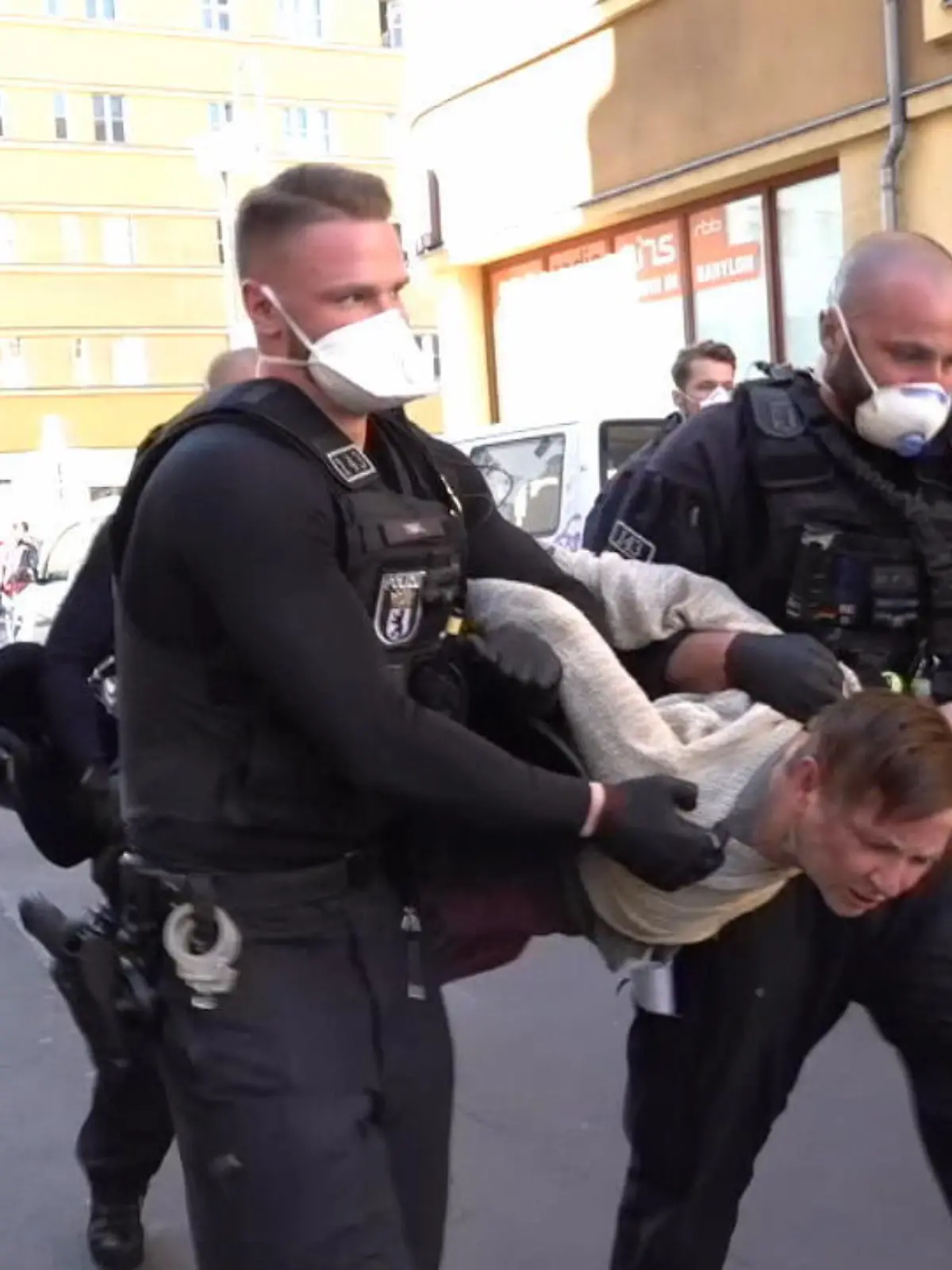 Bild zu: "Lehrerin pöbelt auf Anti-Corona Demo "