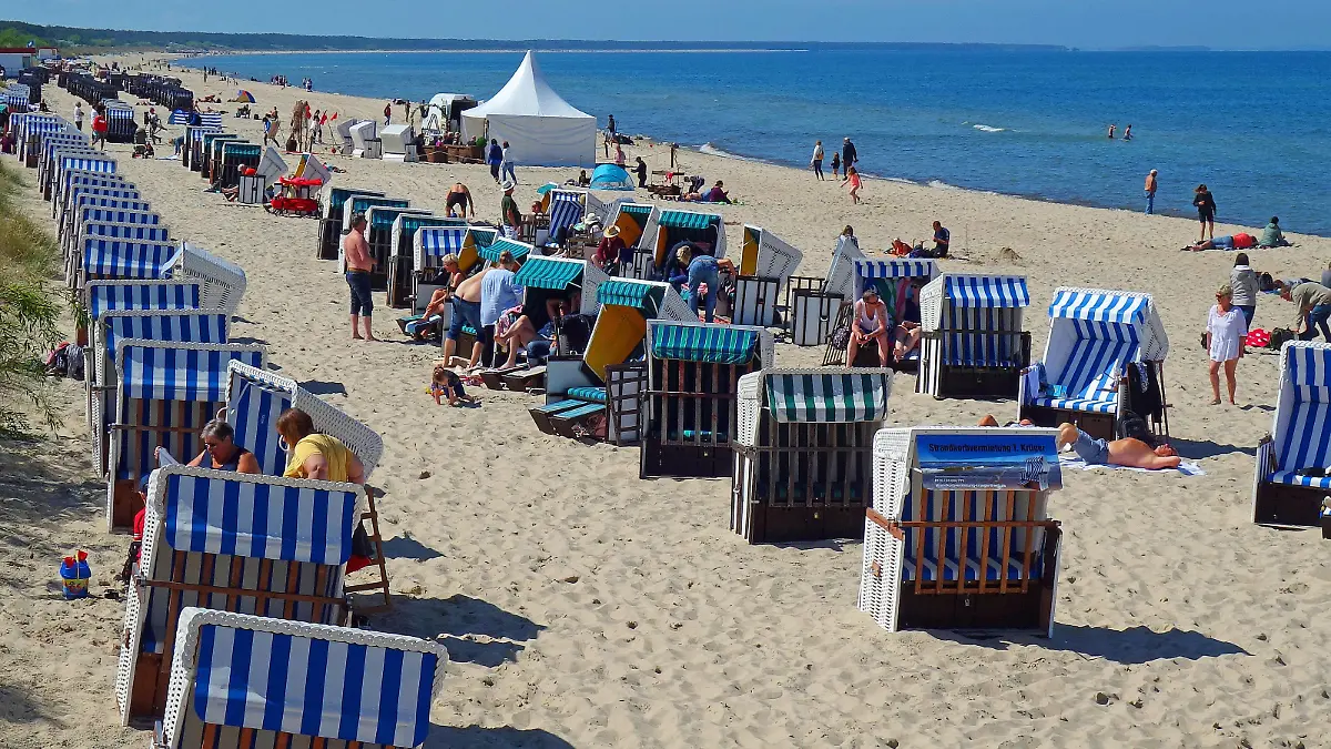 Erster Sonnentag nach der Lockerung in Mecklenburg / Vorpommern nutzten viele Urlauber und Einheimische hier in Zinnowitz auf der Insel Usedom. 26.05.2020 in Zinnowitz Coronavirus *** First sunny day after the relaxation in Mecklenburg-Western Pomerania many holidaymakers and locals took advantage here in Zinnowitz on the island of Usedom 26 05 2020 in Zinnowitz Coronavirus
