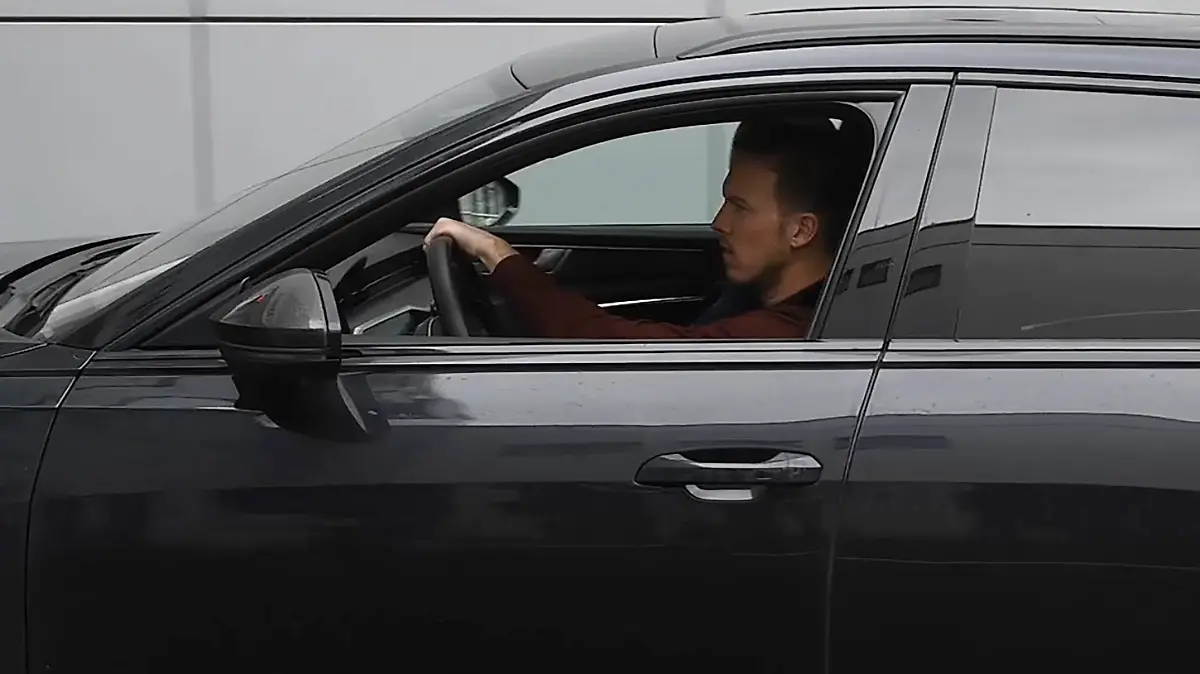 24.03.2023, Bayern, München: Das Standbild aus einem Video zeigt Julian Nagelsmann, der am Vereinsgelände des FC Bayern München an der Säbener Straße vorfährt. Der FC Bayern München soll sich Medienberichten zufolge von Trainer Nagelsmann getrennt haben. Foto: Sven Hoppe/dpa +++ dpa-Bildfunk +++