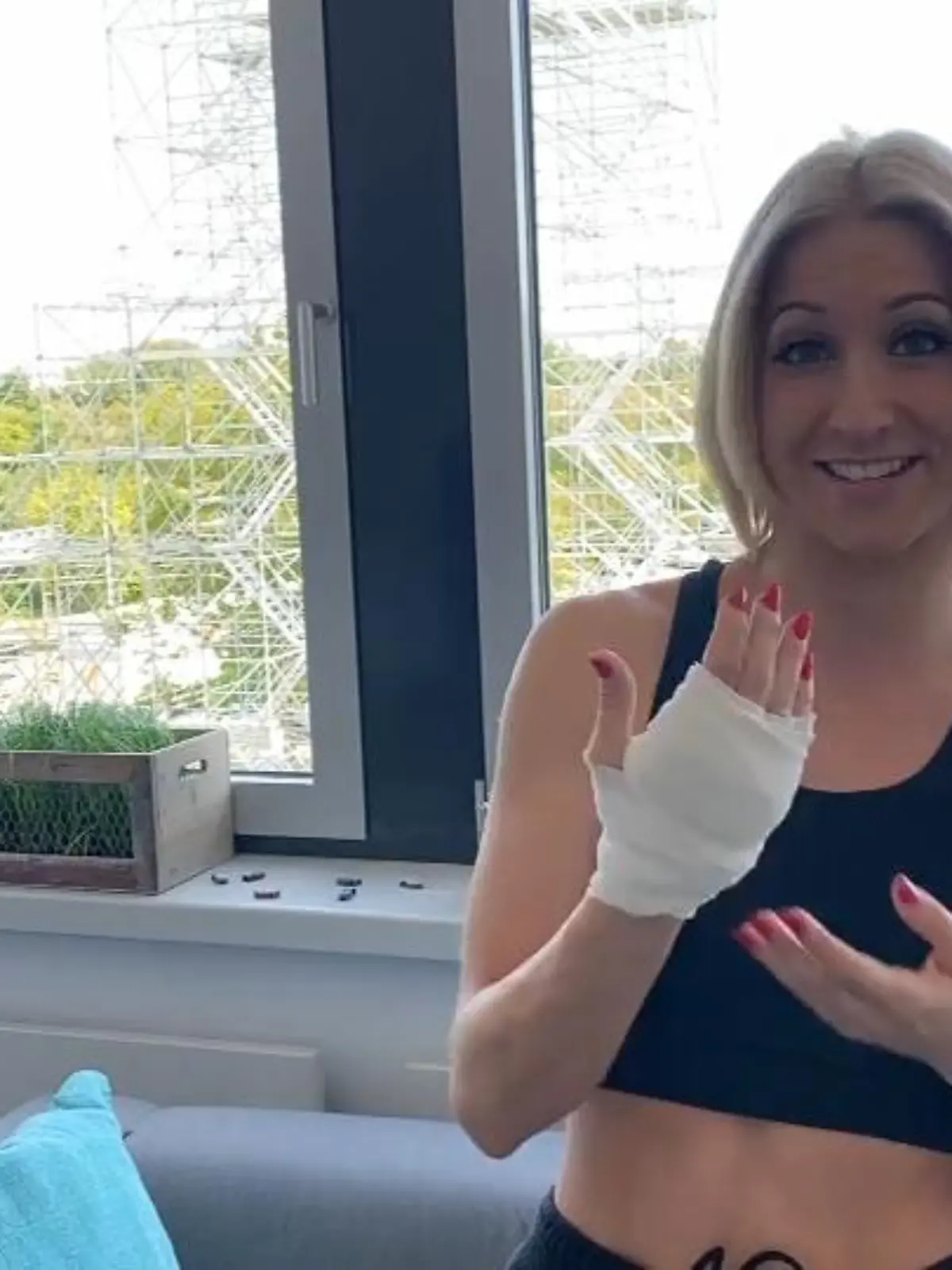 Ausgerechnet einen Tag vor der Profi-Challenge hat Kathrin Menzinger sich an der Hand verletzt. Wie das passiert ist und wie es ihr jetzt geht, verrät sie im Video.