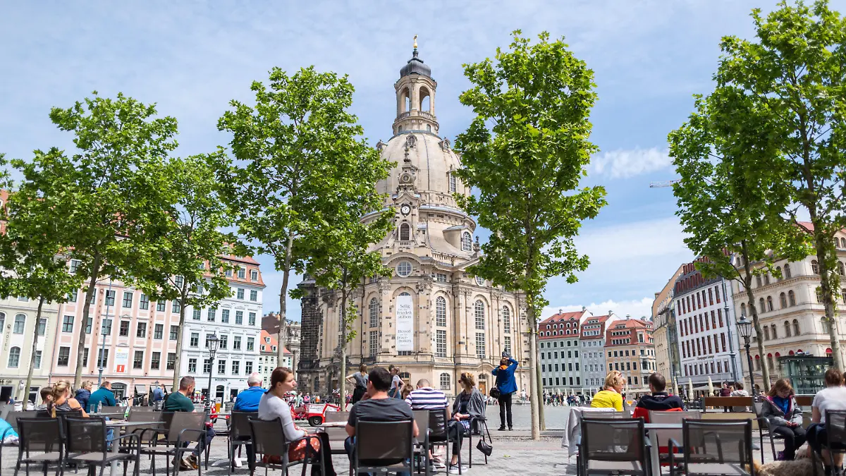 22.05.2020, Sachsen, Dresden: Gäste sitzen an Tischen von Restaurants auf dem Neumarkt vor der Frauenkirche. Unter strengen Hygieneauflagen durfte die Gastronomie im Freistaat ab dem 15. Mai wieder öffnen. Foto: Robert Michael/dpa-Zentralbild/dpa +++ dpa-Bildfunk +++