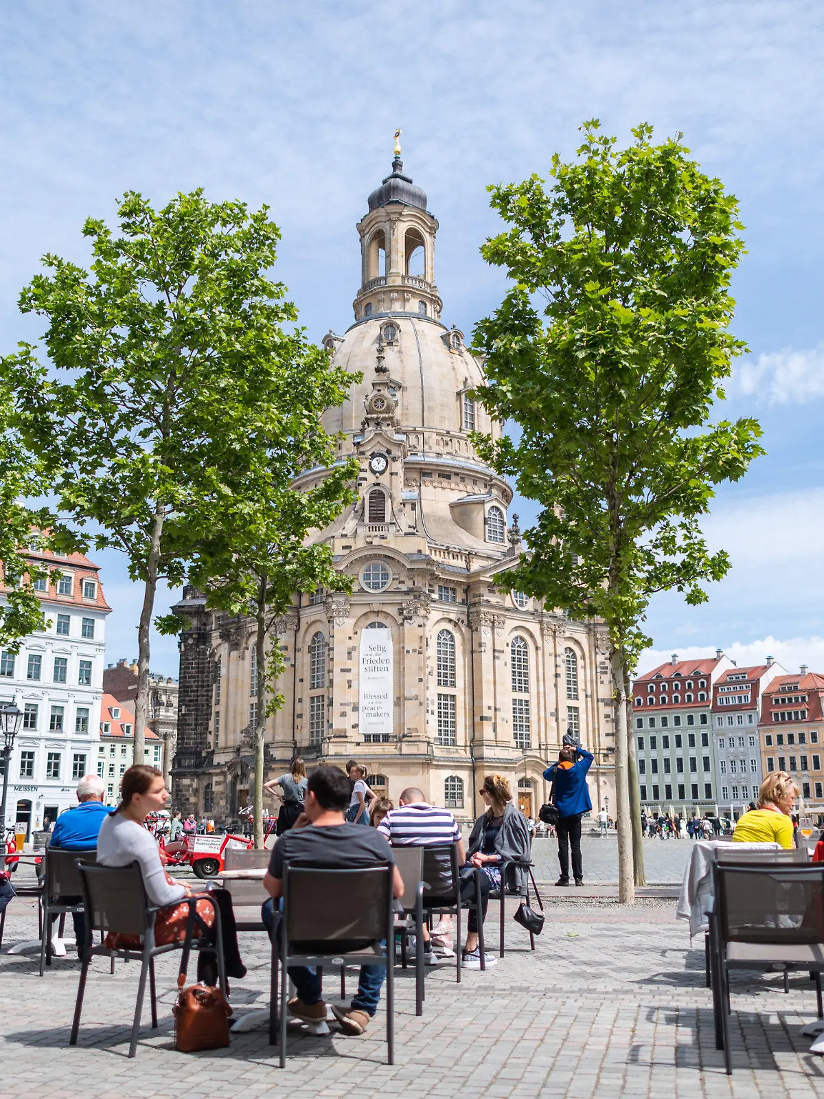 22.05.2020, Sachsen, Dresden: Gäste sitzen an Tischen von Restaurants auf dem Neumarkt vor der Frauenkirche. Unter strengen Hygieneauflagen durfte die Gastronomie im Freistaat ab dem 15. Mai wieder öffnen. Foto: Robert Michael/dpa-Zentralbild/dpa +++ dpa-Bildfunk +++