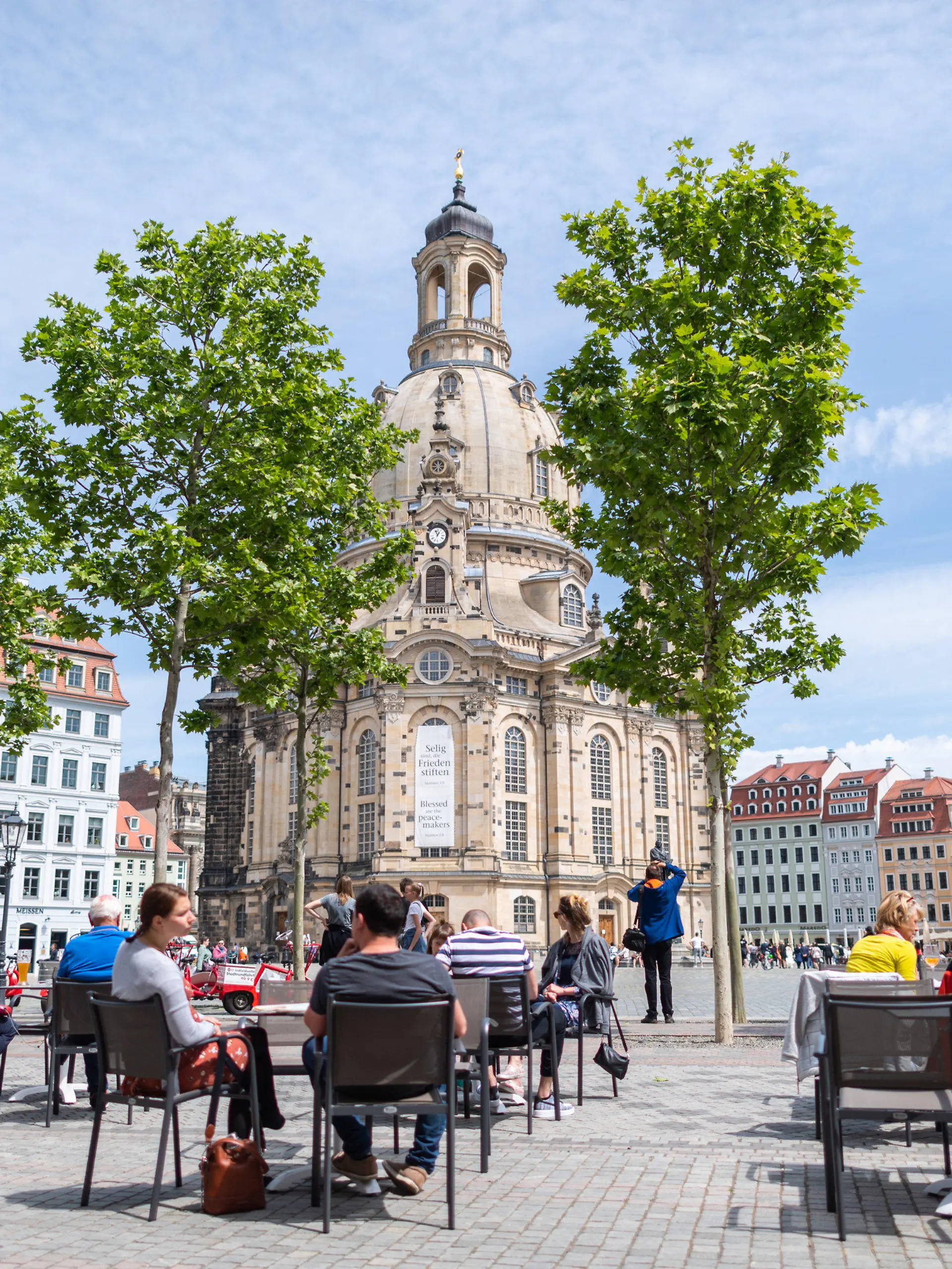 22.05.2020, Sachsen, Dresden: Gäste sitzen an Tischen von Restaurants auf dem Neumarkt vor der Frauenkirche. Unter strengen Hygieneauflagen durfte die Gastronomie im Freistaat ab dem 15. Mai wieder öffnen. Foto: Robert Michael/dpa-Zentralbild/dpa +++ dpa-Bildfunk +++