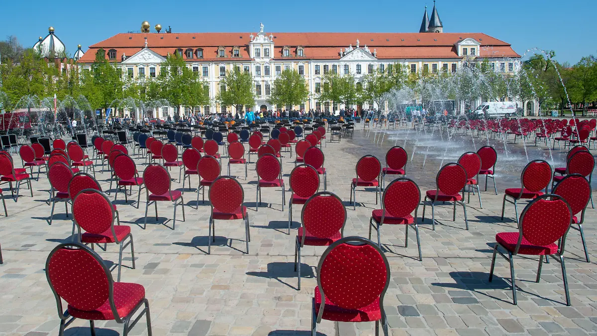 ARCHIV - 24.04.2020, Sachsen-Anhalt, Magdeburg: Zahlreiche leere Stühle stehen auf dem Domplatz der Landeshauptstadt. (zu dpa «Pk Kabinett in Sachsen-Anhalt») Foto: Klaus-Dietmar Gabbert/dpa-Zentralbild/dpa +++ dpa-Bildfunk +++