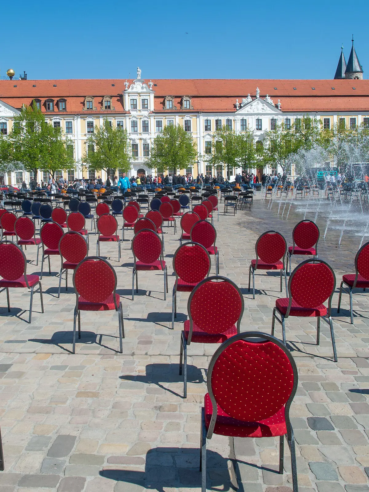 ARCHIV - 24.04.2020, Sachsen-Anhalt, Magdeburg: Zahlreiche leere Stühle stehen auf dem Domplatz der Landeshauptstadt. (zu dpa «Pk Kabinett in Sachsen-Anhalt») Foto: Klaus-Dietmar Gabbert/dpa-Zentralbild/dpa +++ dpa-Bildfunk +++