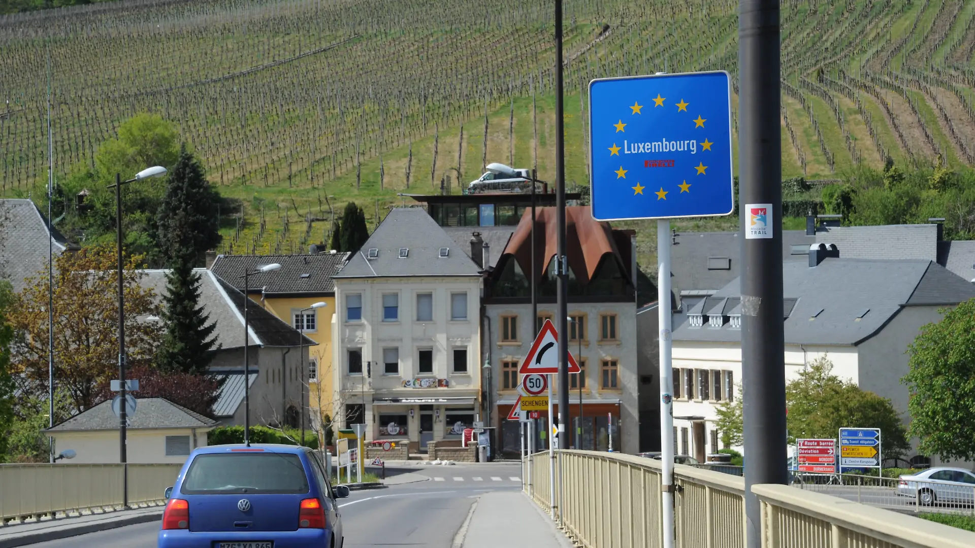 Die Grenzübergänge zwischen dem Saarland und Luxemburg werden wegen der Corona Krise stark kontrolliert. Die kleineren Grenzübergänge sind geschlossen. Im Bild: Die Brücke zwischen Perl und Schengen, fotografiert am Mittwoch 15.04.2020. *** The border crossings between Saarland and Luxembourg are heavily controlled due to the Corona crisis The smaller border crossings are closed In the picture The bridge between Perl and Schengen, photographed on Wednesday 15 04 2020 bub