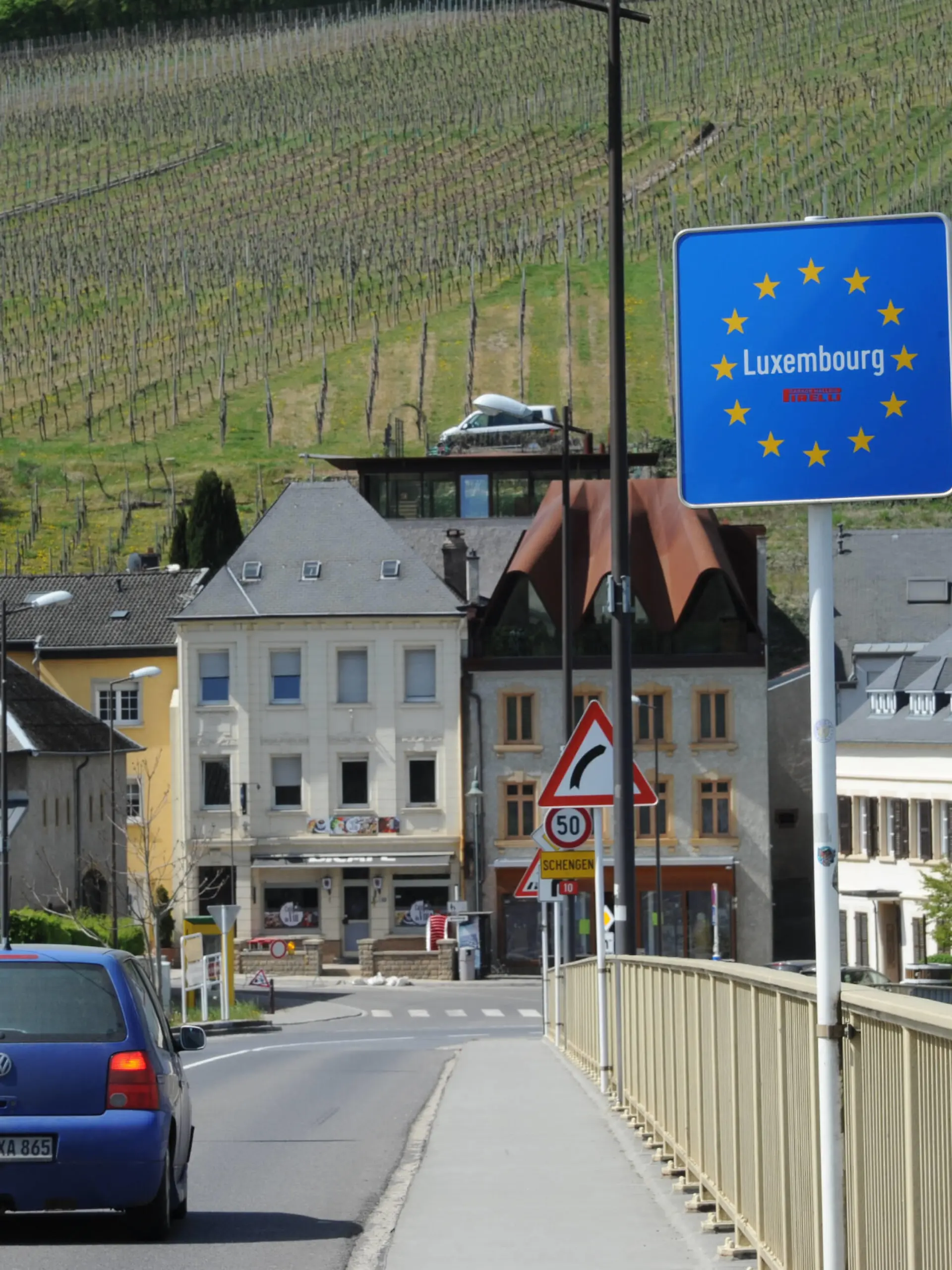  Die Grenzübergänge zwischen dem Saarland und Luxemburg werden wegen der Corona Krise stark kontrolliert. Die kleineren Grenzübergänge sind geschlossen. Im Bild: Die Brücke zwischen Perl und Schengen, fotografiert am Mittwoch 15.04.2020. *** The border crossings between Saarland and Luxembourg are heavily controlled due to the Corona crisis The smaller border crossings are closed In the picture The bridge between Perl and Schengen, photographed on Wednesday 15 04 2020 bub