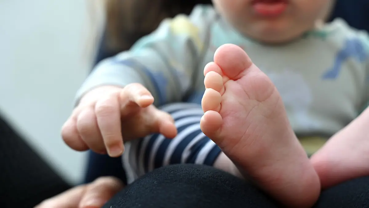 Eltern sind einer Studie zufolge durchschnittlich weniger zufrieden als Kinderlose, empfinden aber mehr Sinn im Leben (Archivbild).