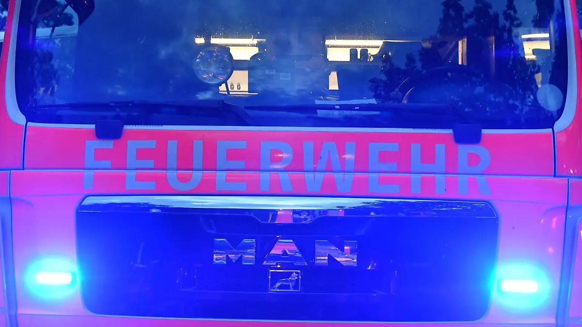 Bei einem Brand in einem Mehrparteihaus in Püttlingen gibt es mehrere Verletzte. (Illustration)