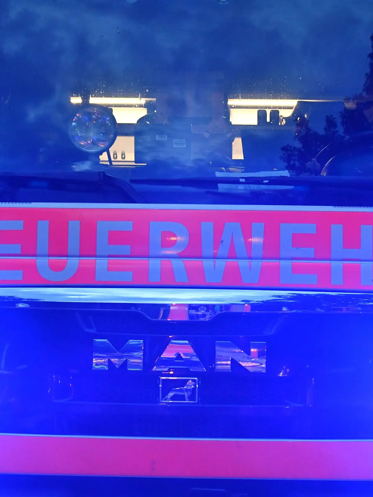 Bild zu: "Gartenhütte in Flammen! Feuerwehr entdeckt komplett verbrannte Leiche "