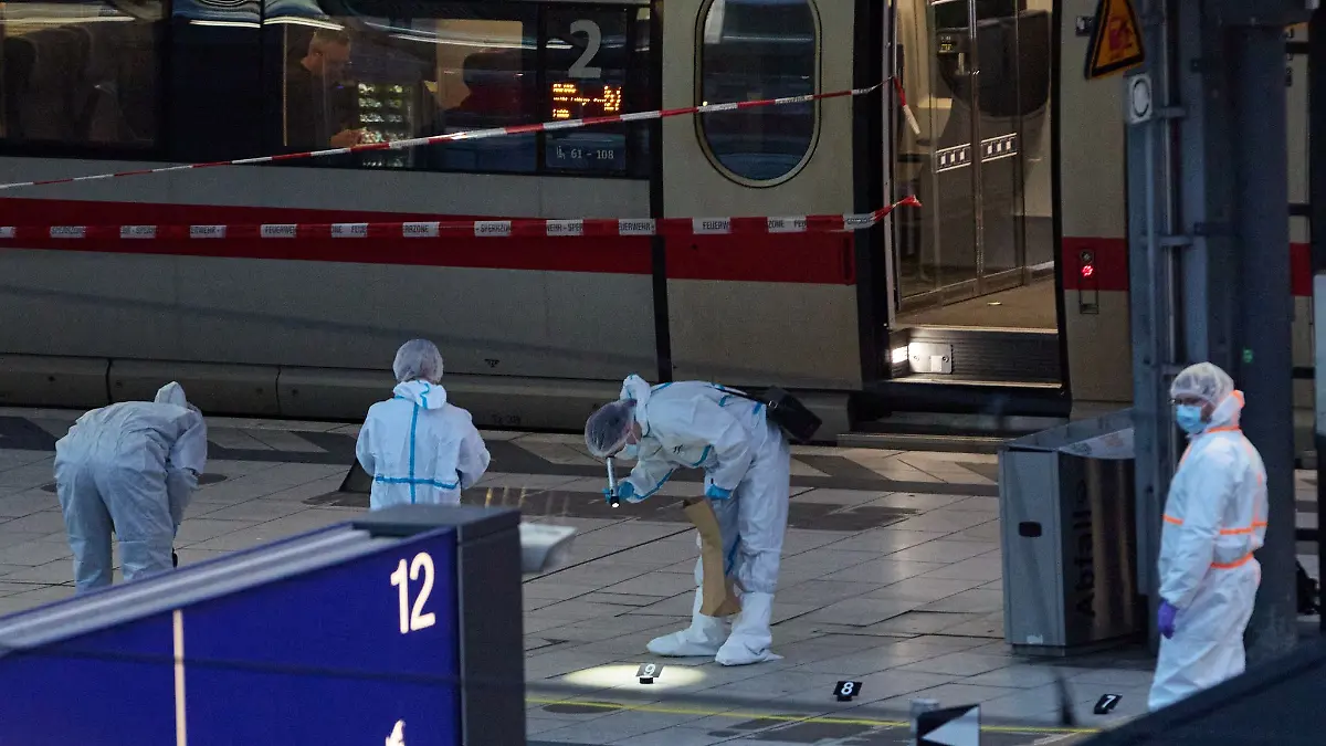 Mitten auf dem Bahnsteig hat eine Frau mit einem Messer um sich gestochen.