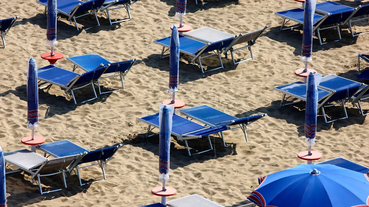 An einem Strand an der Adria ist eine Frau ums Leben gekommen. Sie wurde von einer Planierraupe überrollt.