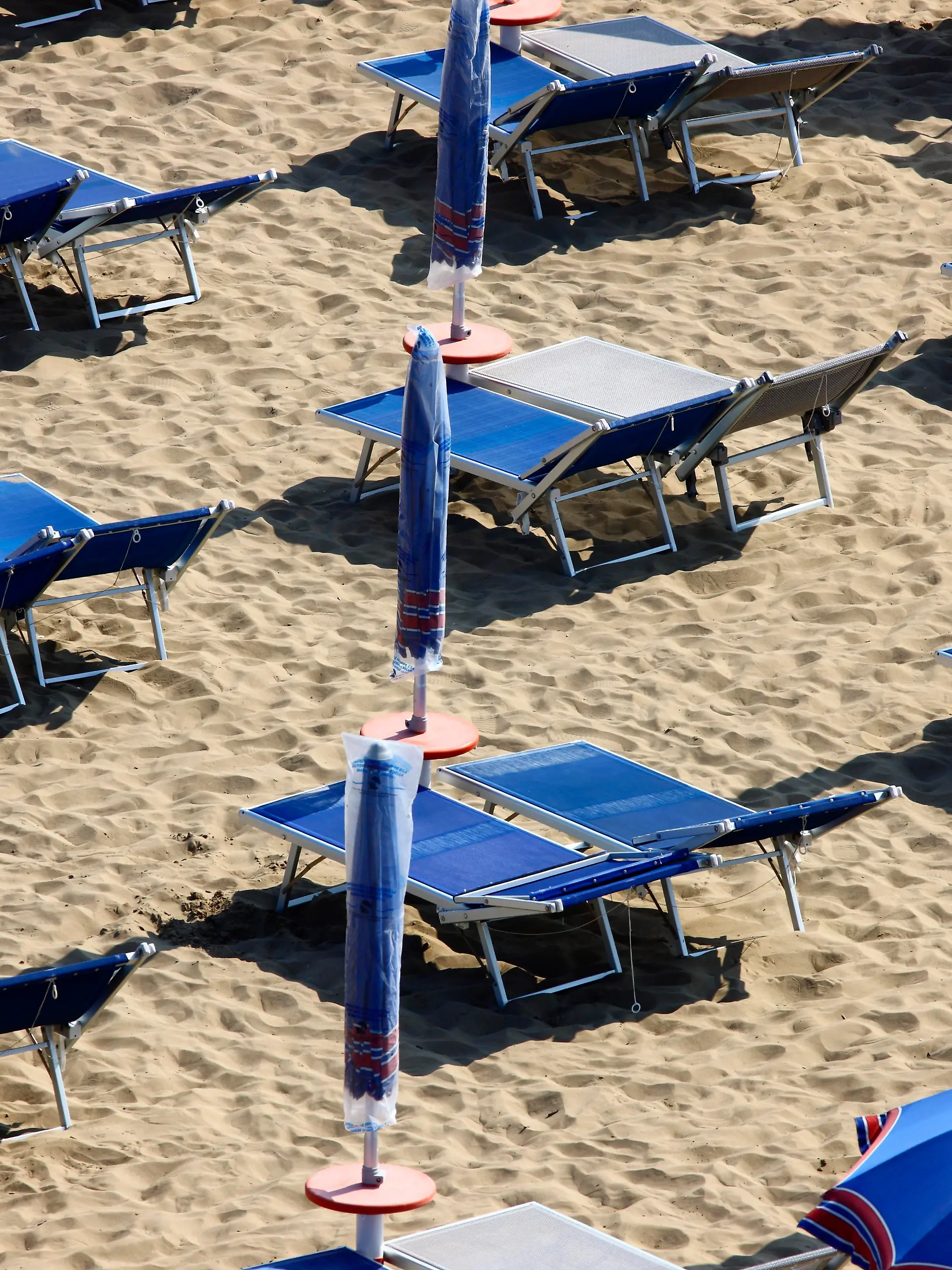An einem Strand an der Adria ist eine Frau ums Leben gekommen. Sie wurde von einer Planierraupe überrollt.