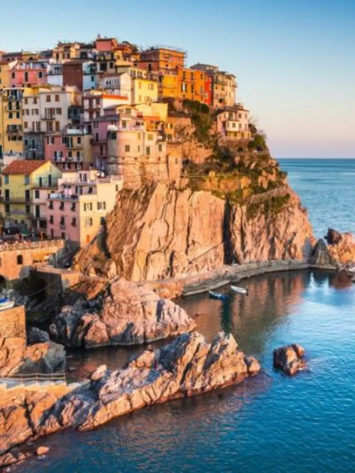 Reisende können mit einem Interrail-Ticket die Küstenorte entlang der italienischen Riviera erkunden. 