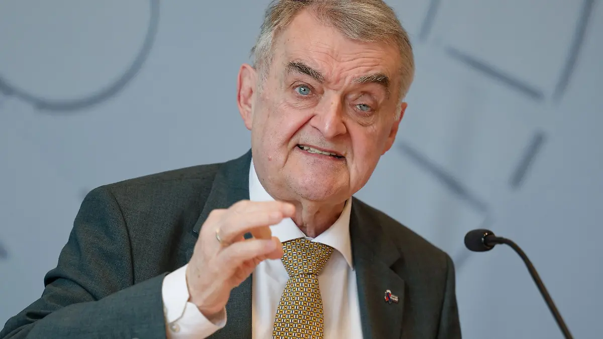 NRW-Innenminister Herbert Reul (CDU) legte Zahlen zu Tötungsdelikten mit Schusswaffen vor. (Archivbild)
