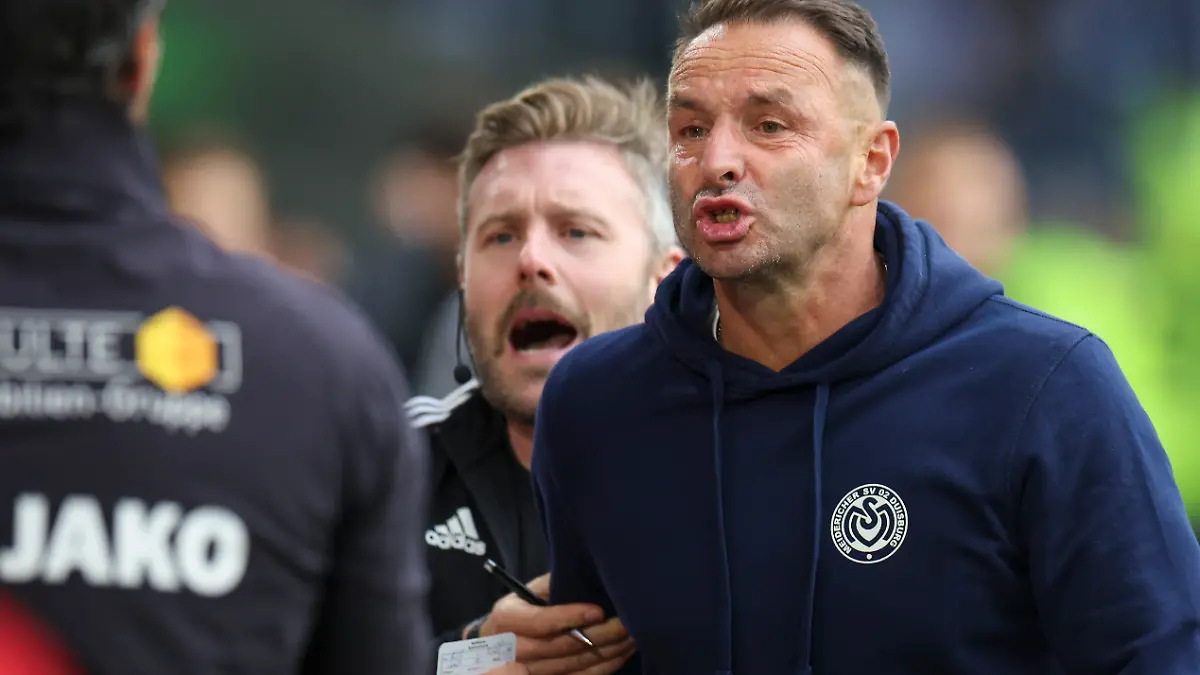 Duisburgs Trainer Dietmar Hirsch war gar nicht gut auf die RWE-Fans zu sprechen.