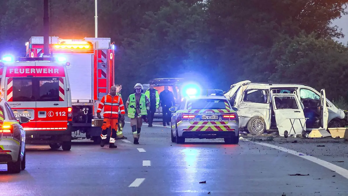 25.05.2025, Rheinland-Pfalz, Bassenheim: Feuerwehr und Polizei sind an einer Unfallstelle auf der Autobahn 48 (A48) im Einsatz. Bei einem Unfall eines Kleinbusses auf der Autobahn 48 bei der rheinland-pfälzischen Stadt Koblenz sind in der Nacht mindestens drei Menschen tödlich verletzt worden. Sechs weitere Menschen seien schwer verletzt in ein Krankenhaus gebracht worden, sagte der Einsatzleiter der Feuerwehr der Deutschen Presse-Agentur. Foto: Daniel Evers/dpa +++ dpa-Bildfunk +++