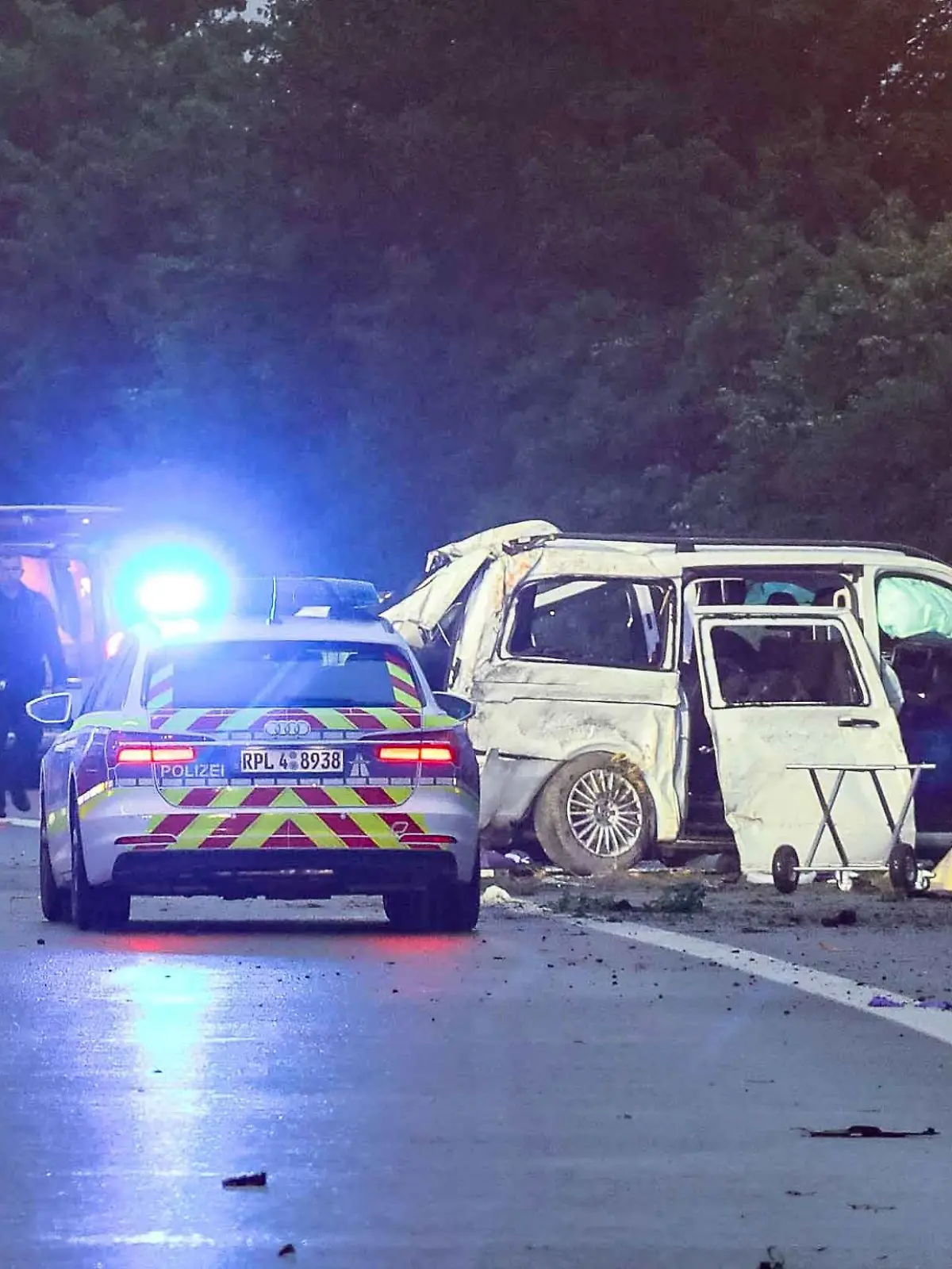 25.05.2025, Rheinland-Pfalz, Bassenheim: Feuerwehr und Polizei sind an einer Unfallstelle auf der Autobahn 48 (A48) im Einsatz. Bei einem Unfall eines Kleinbusses auf der Autobahn 48 bei der rheinland-pfälzischen Stadt Koblenz sind in der Nacht mindestens drei Menschen tödlich verletzt worden. Sechs weitere Menschen seien schwer verletzt in ein Krankenhaus gebracht worden, sagte der Einsatzleiter der Feuerwehr der Deutschen Presse-Agentur. Foto: Daniel Evers/dpa +++ dpa-Bildfunk +++