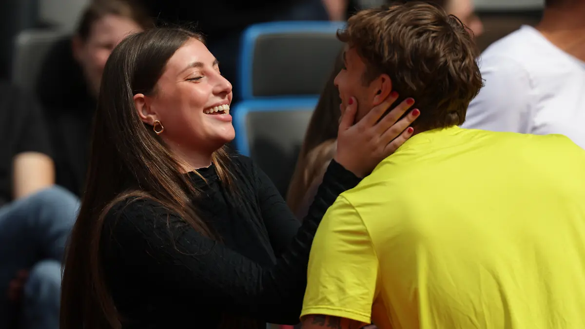 Flavio Cobolli (ITA) küsst seine Freundin Matilde Galli.