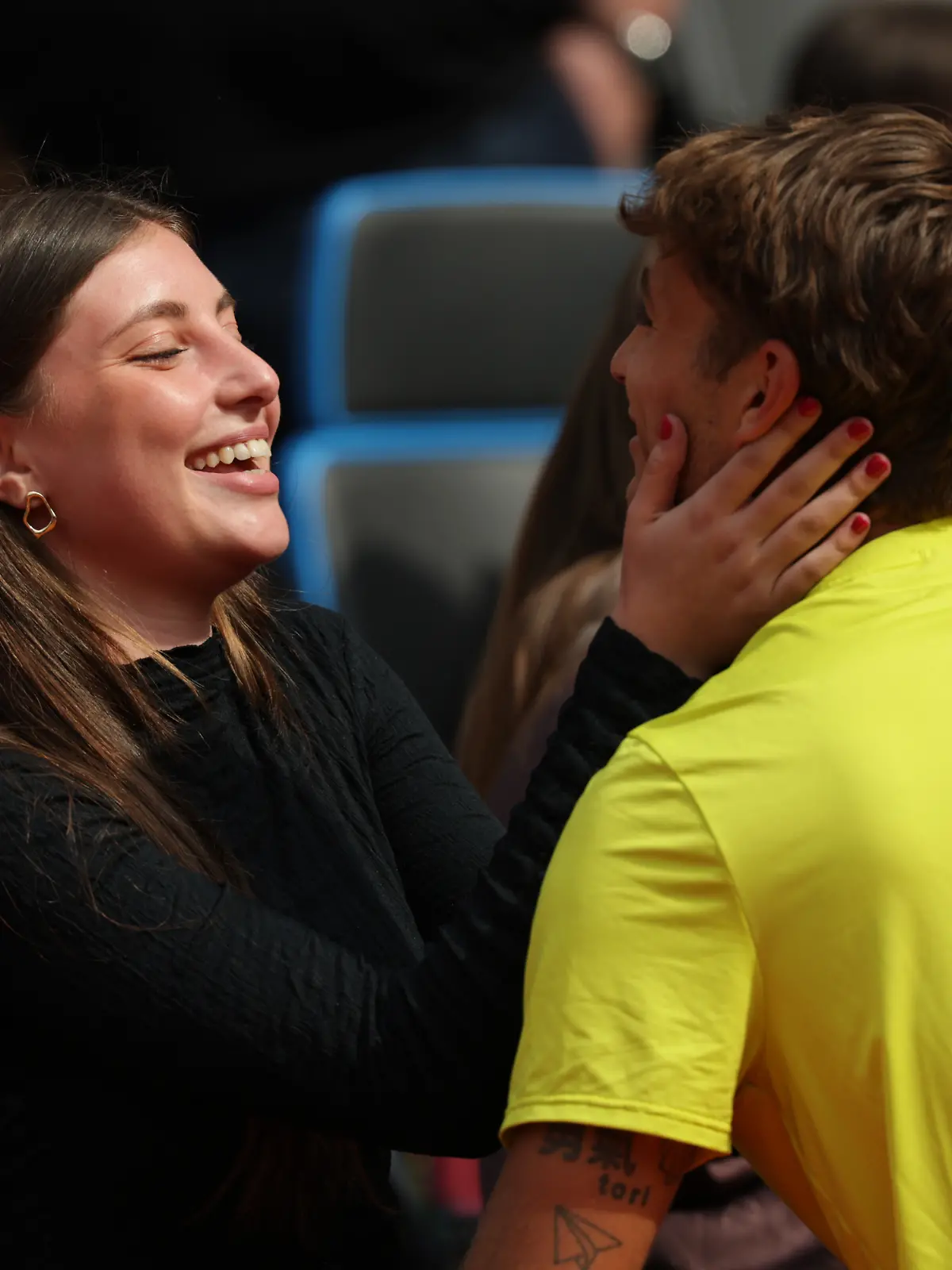 Flavio Cobolli (ITA) küsst seine Freundin Matilde Galli.