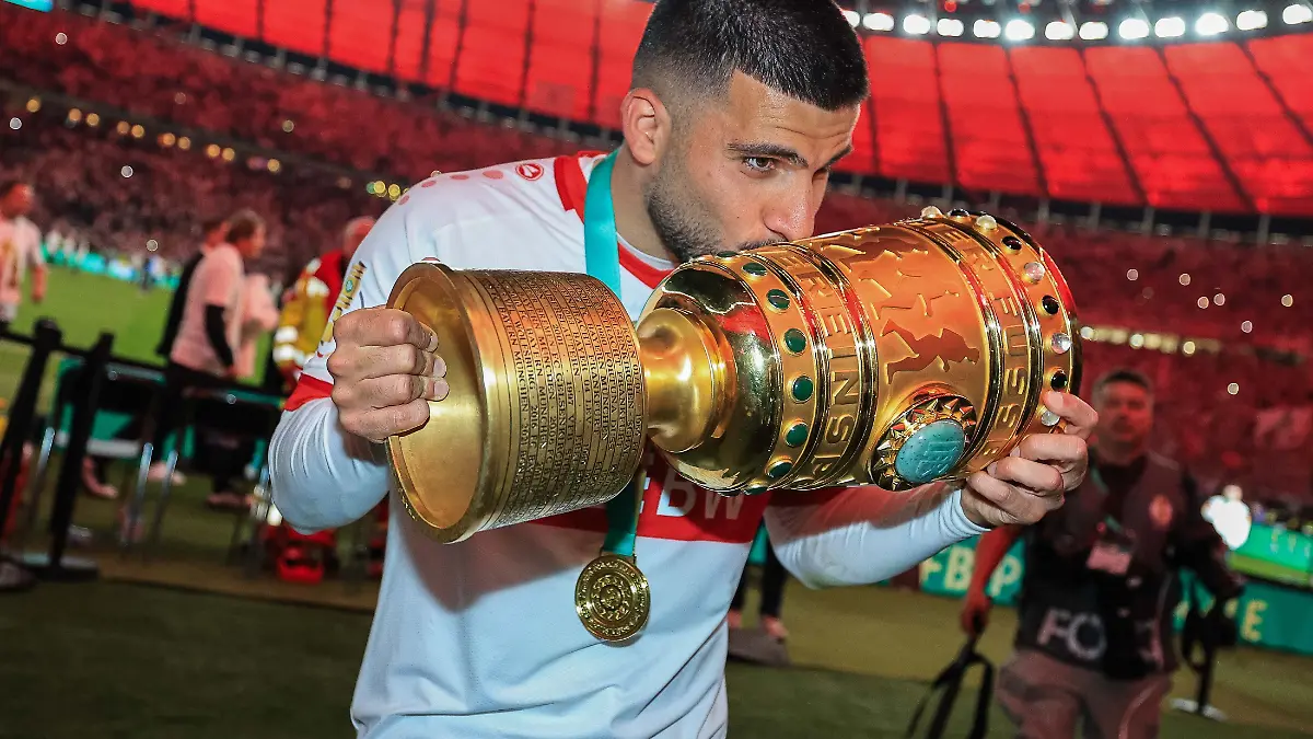 Deniz Undav küsst den DFB-Pokal.