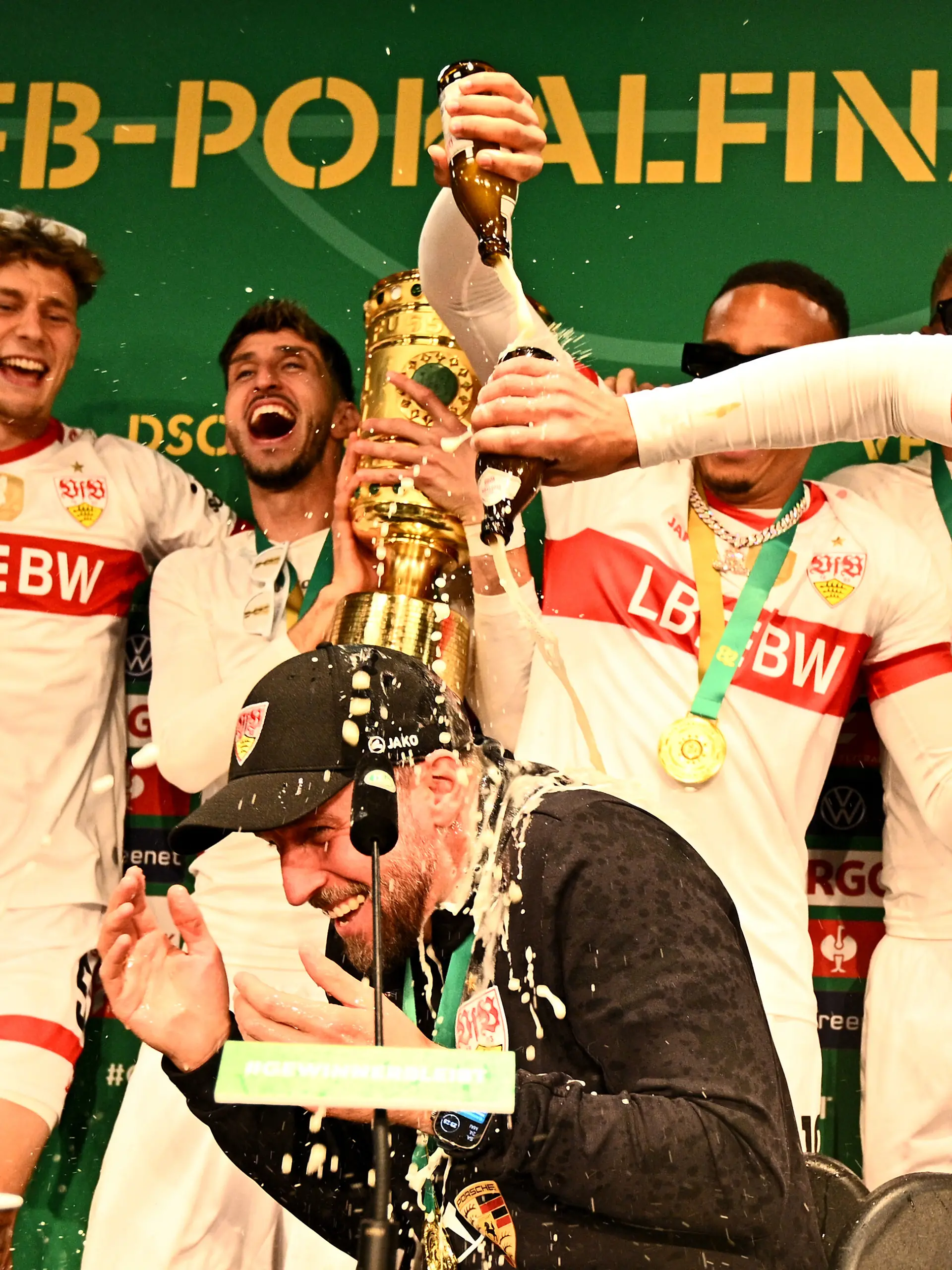 Ausgelassen feiert der VfB Stuttgart den Triumph im DFB-Pokal gegen Arminia Bielefeld.