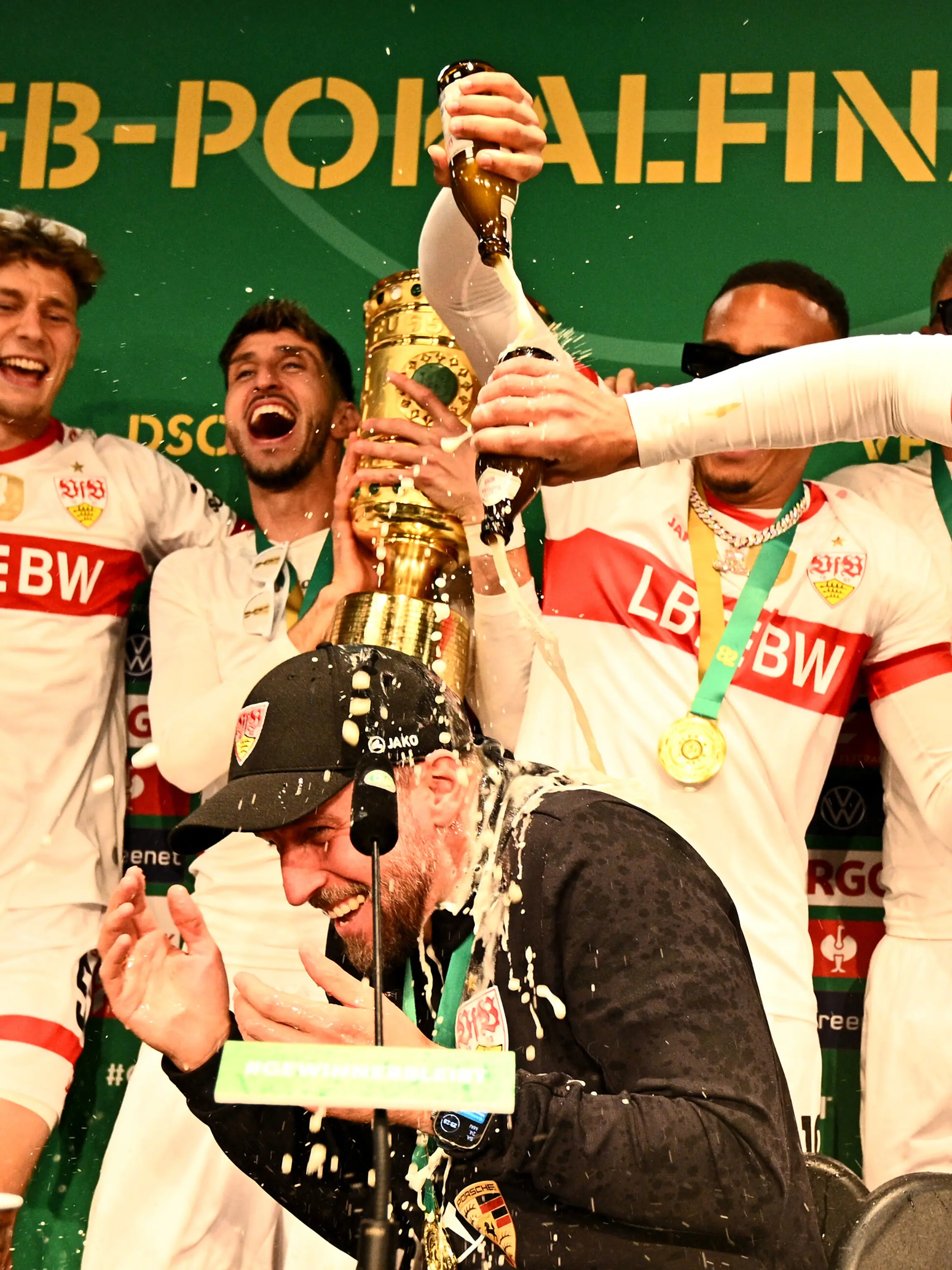 Ausgelassen feiert der VfB Stuttgart den Triumph im DFB-Pokal gegen Arminia Bielefeld.