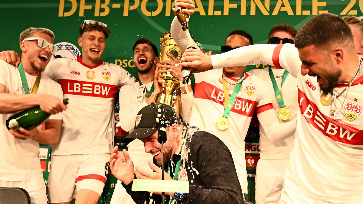 Nach Pokalsieg - Sektdusche für Sebastian Hoeneß! VfB-Spieler crashen Pressekonferenz