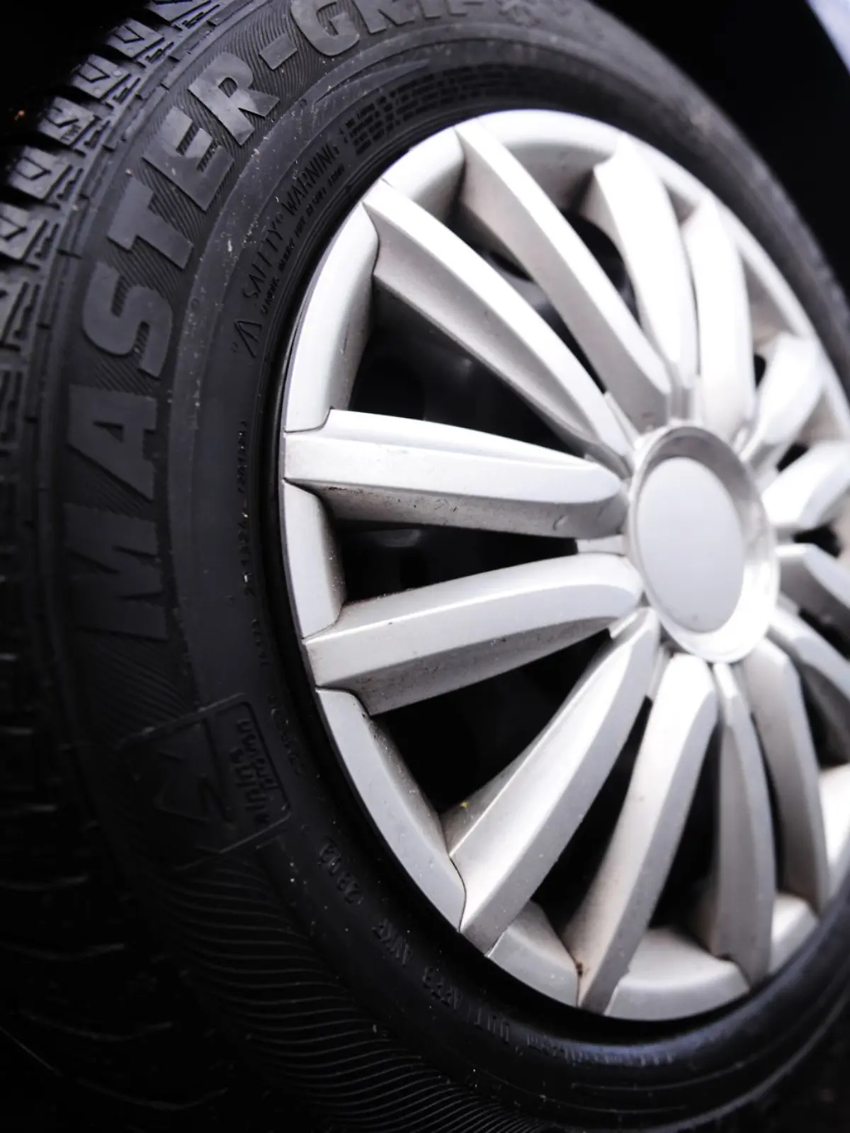 Bild zu: "Zerstörungstour in Bremen! Unbekannte zerstechen Reifen von mehr als 160 Autos"