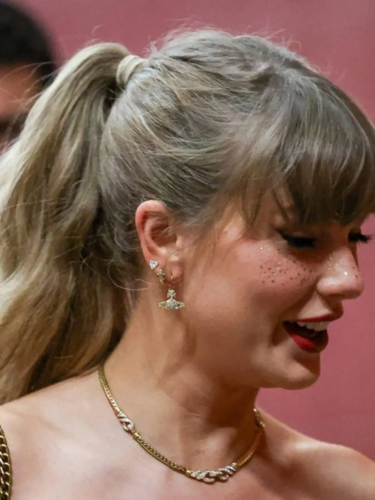 Taylor Swift bei einem Spiel der Kansas City Chiefs im Arrowhead Stadium mit glitzernden Fake Freckles.