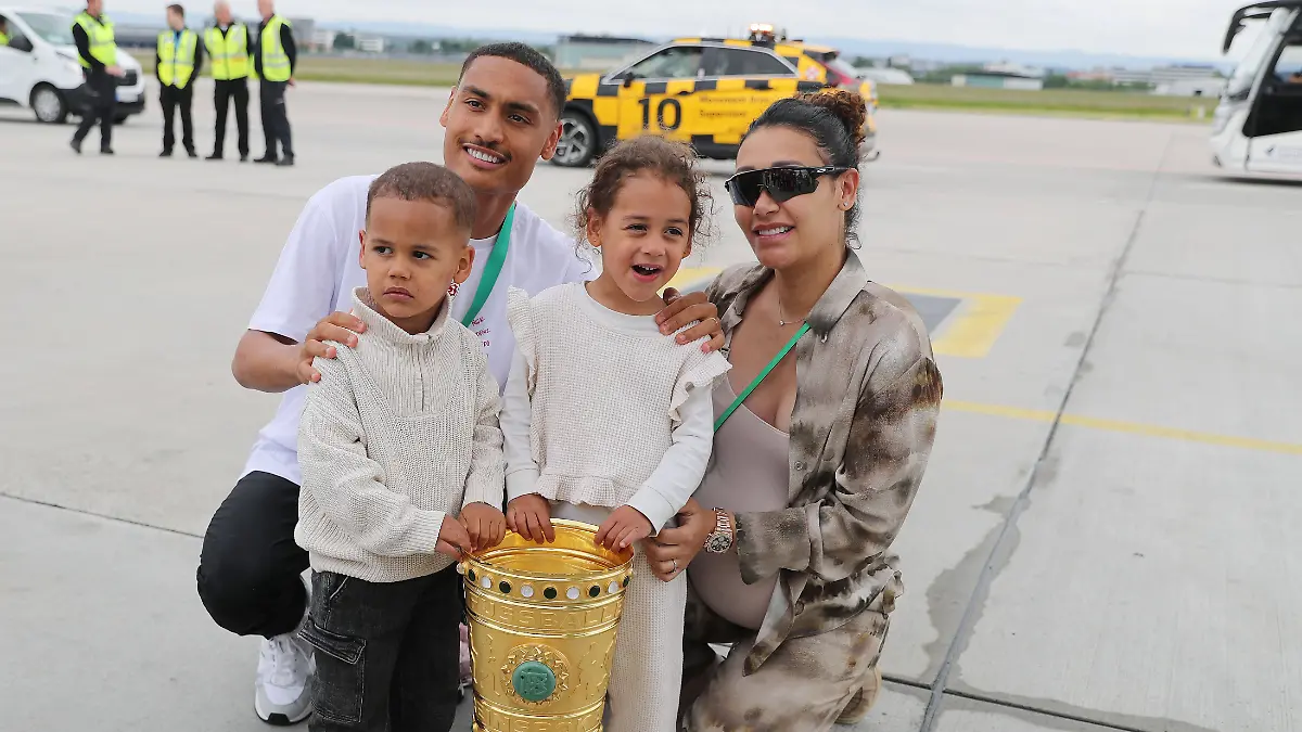 Enzo Millot mit Kindern und Frau mit Pokal