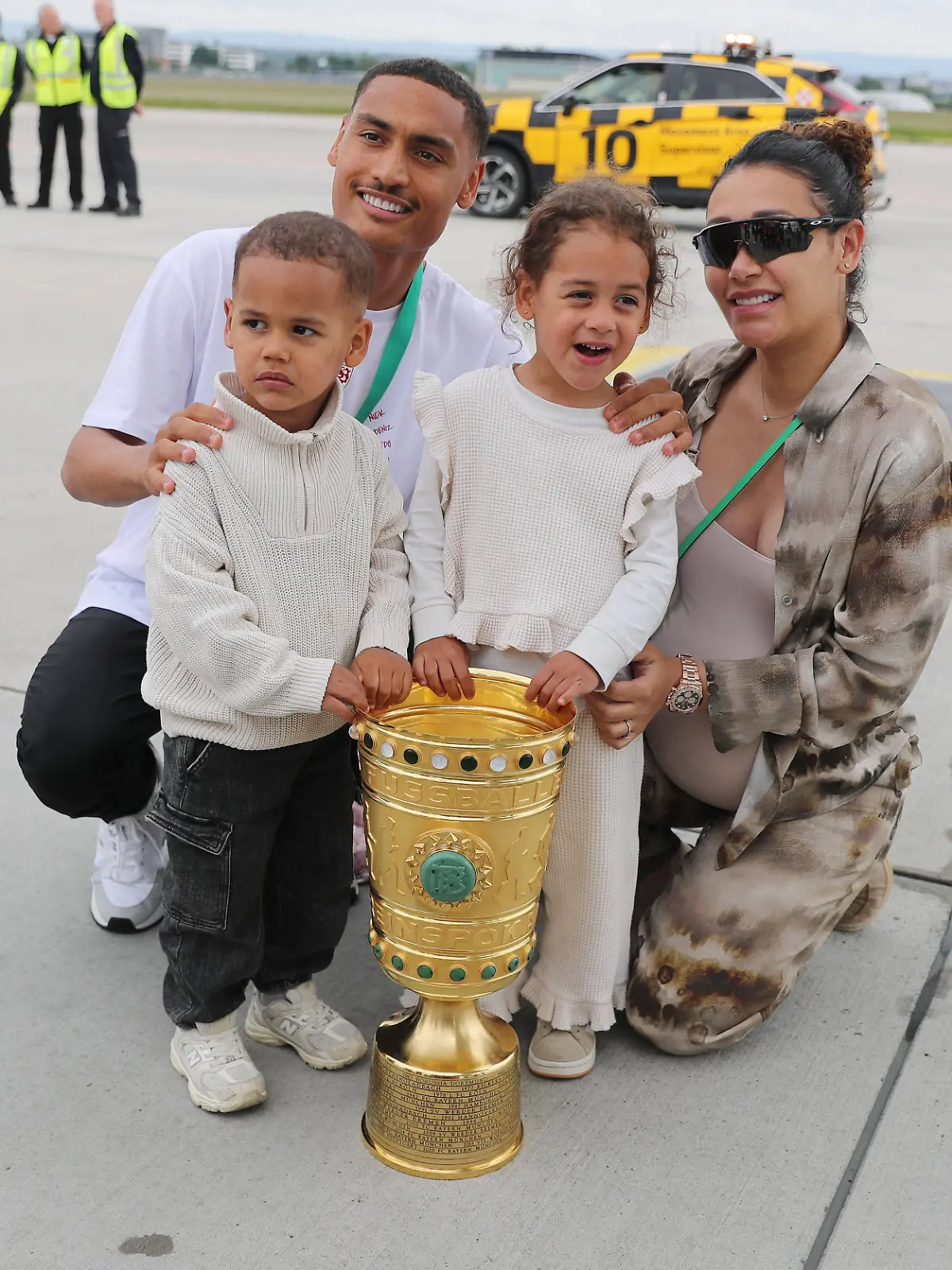 Enzo Millot mit Kindern und Frau mit Pokal