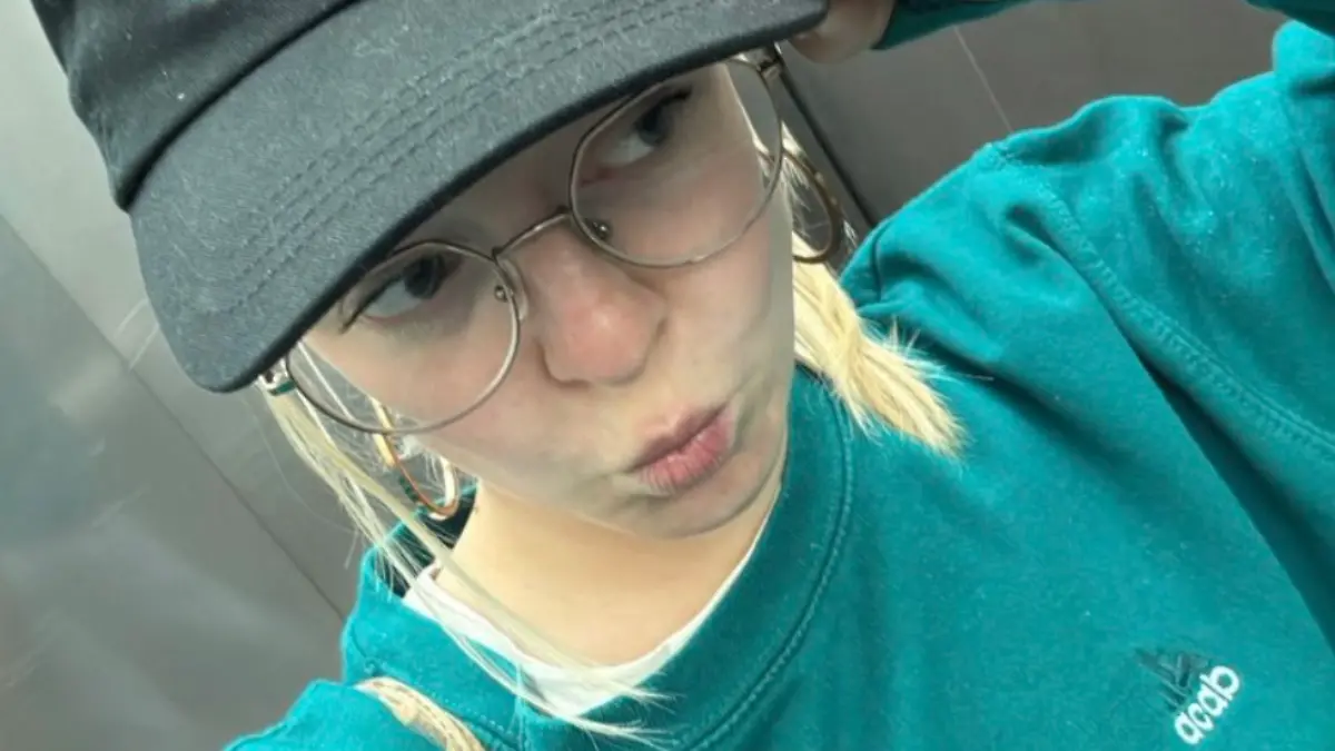 „All Cops Are Bastards” („Alle Polizisten sind Bastarde/ Schweine”) steht in abgekürzter Form auf dem Pullover der Politikerin Jette Nietzard (Die Grünen). Das Foto ist ein Screenshot einer Story auf dem Instagram-Profil der 26-Jährigen.
